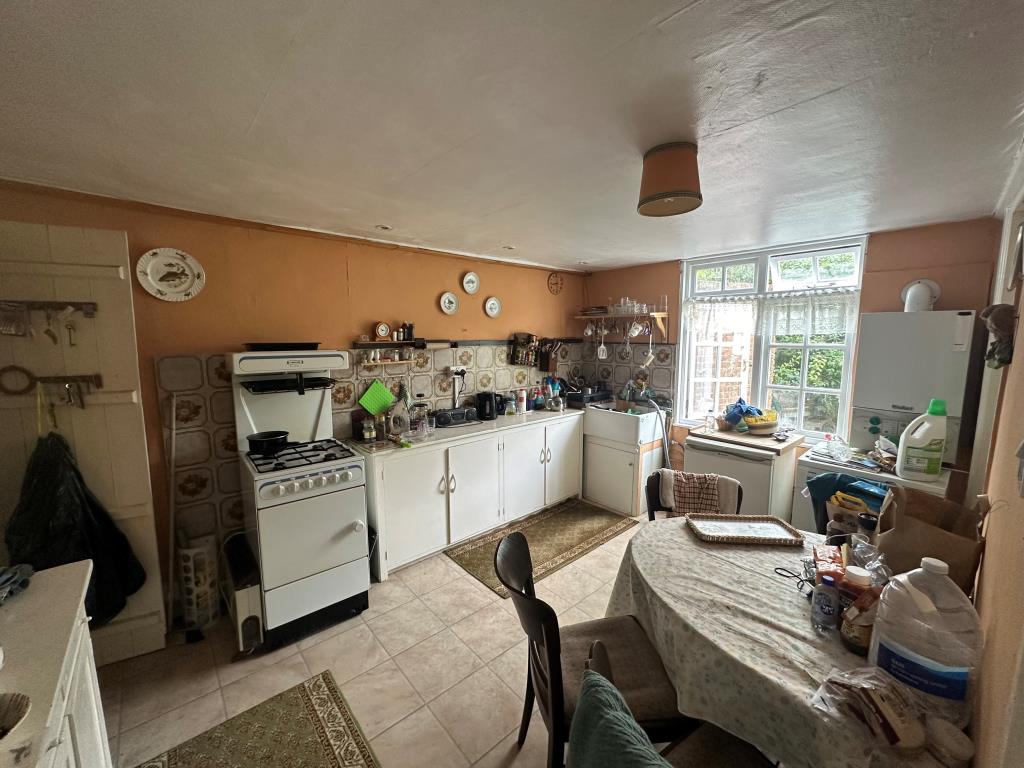 Lot: 81 - PERIOD VILLAGE PROPERTY ARRANGED AS TWO FLATS WITH POTENTIAL - First floor flat kitchen
